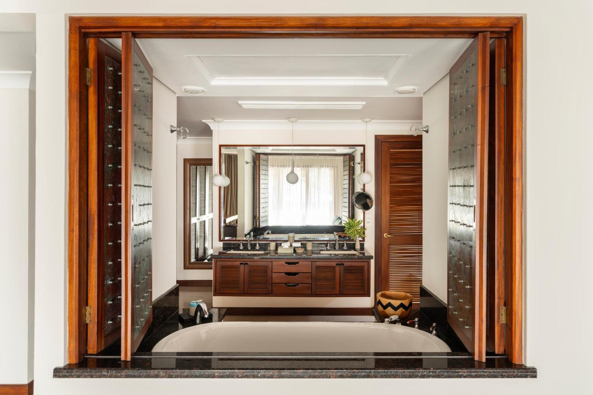 Constance Lemuria Grand Anse  Exterior foto A bathroom in a private home
