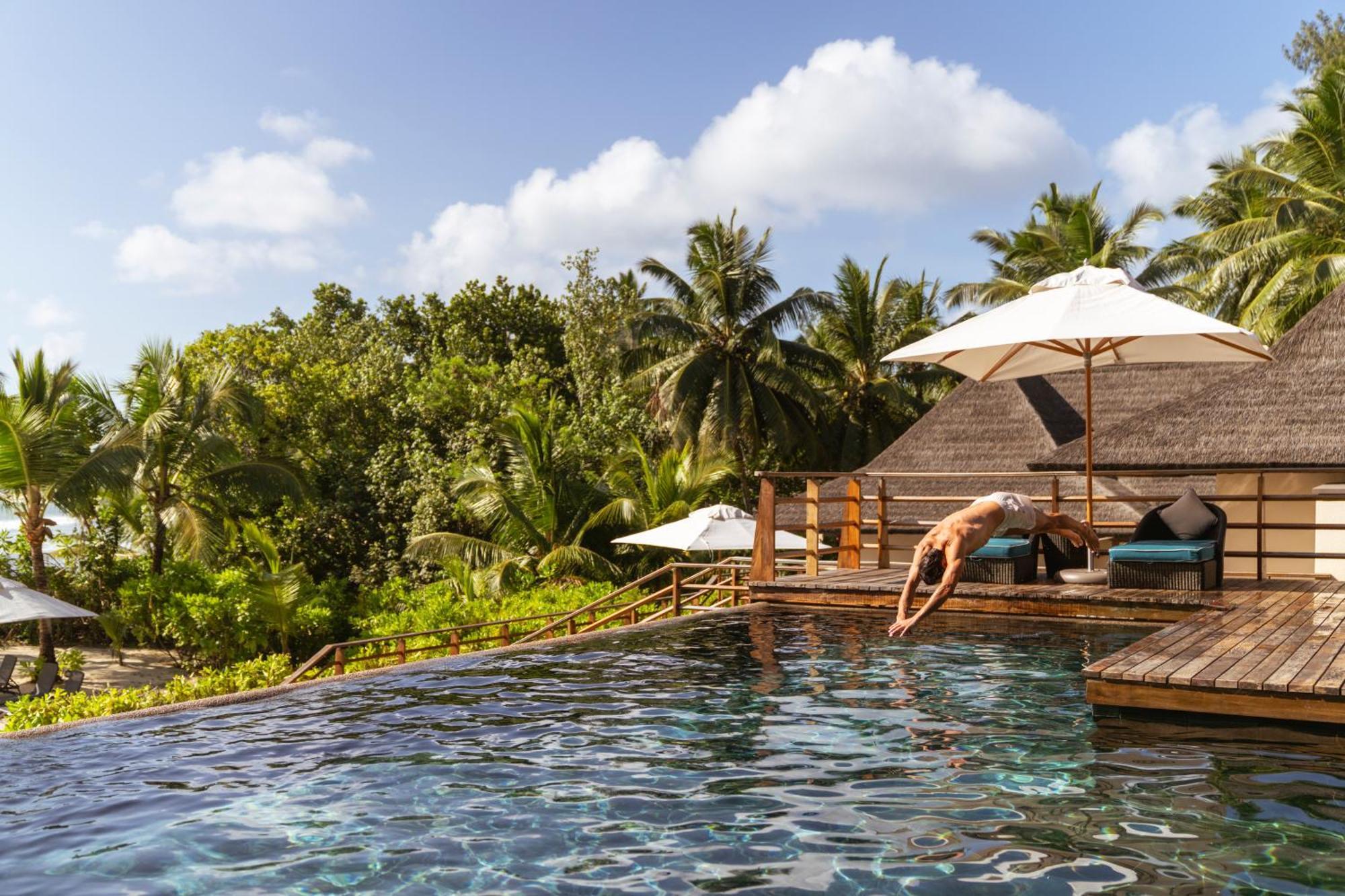 Constance Lemuria Grand Anse  Exterior foto The resort's infinity pool