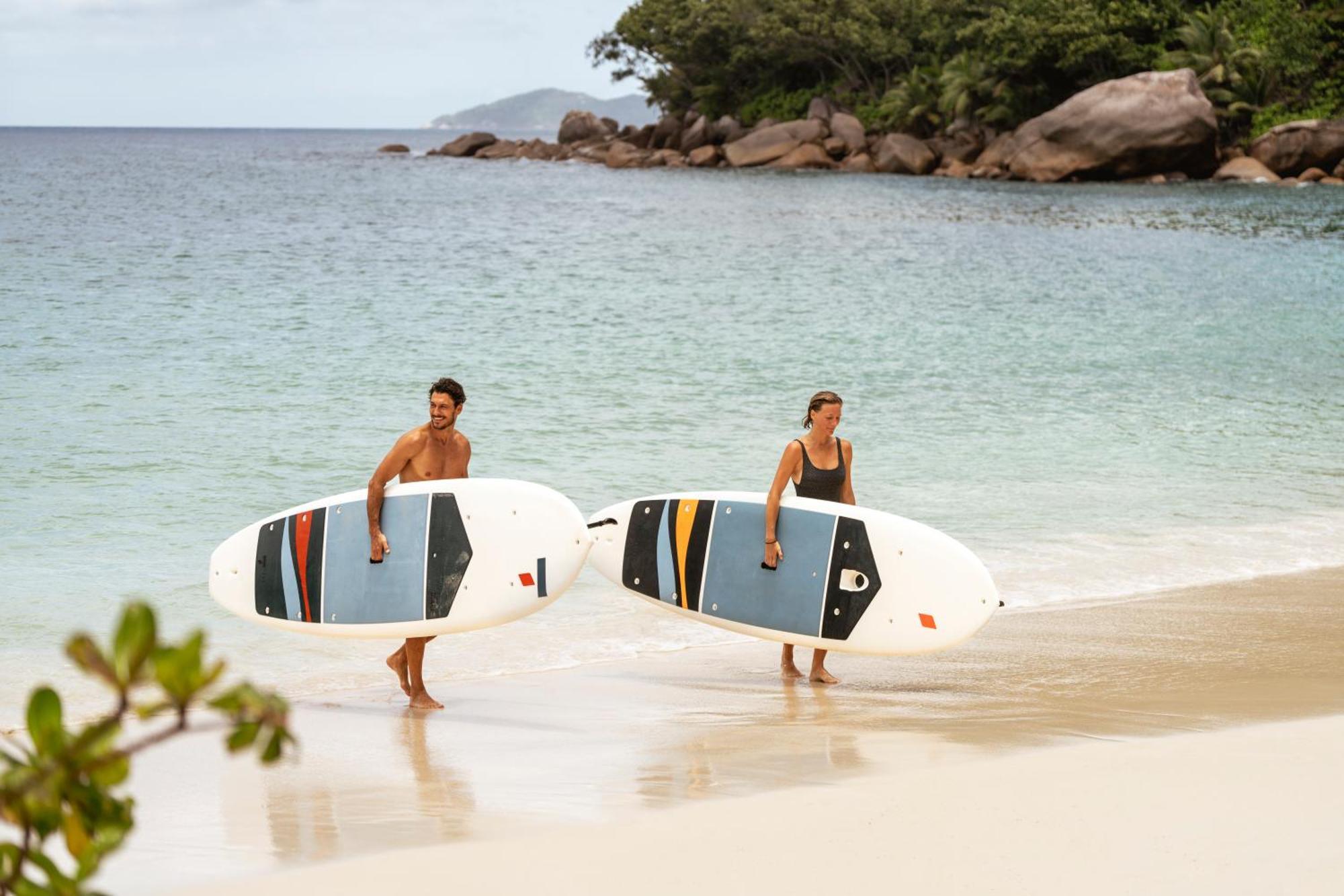 Constance Lemuria Grand Anse  Exterior foto Stand up paddle boarders on a beach