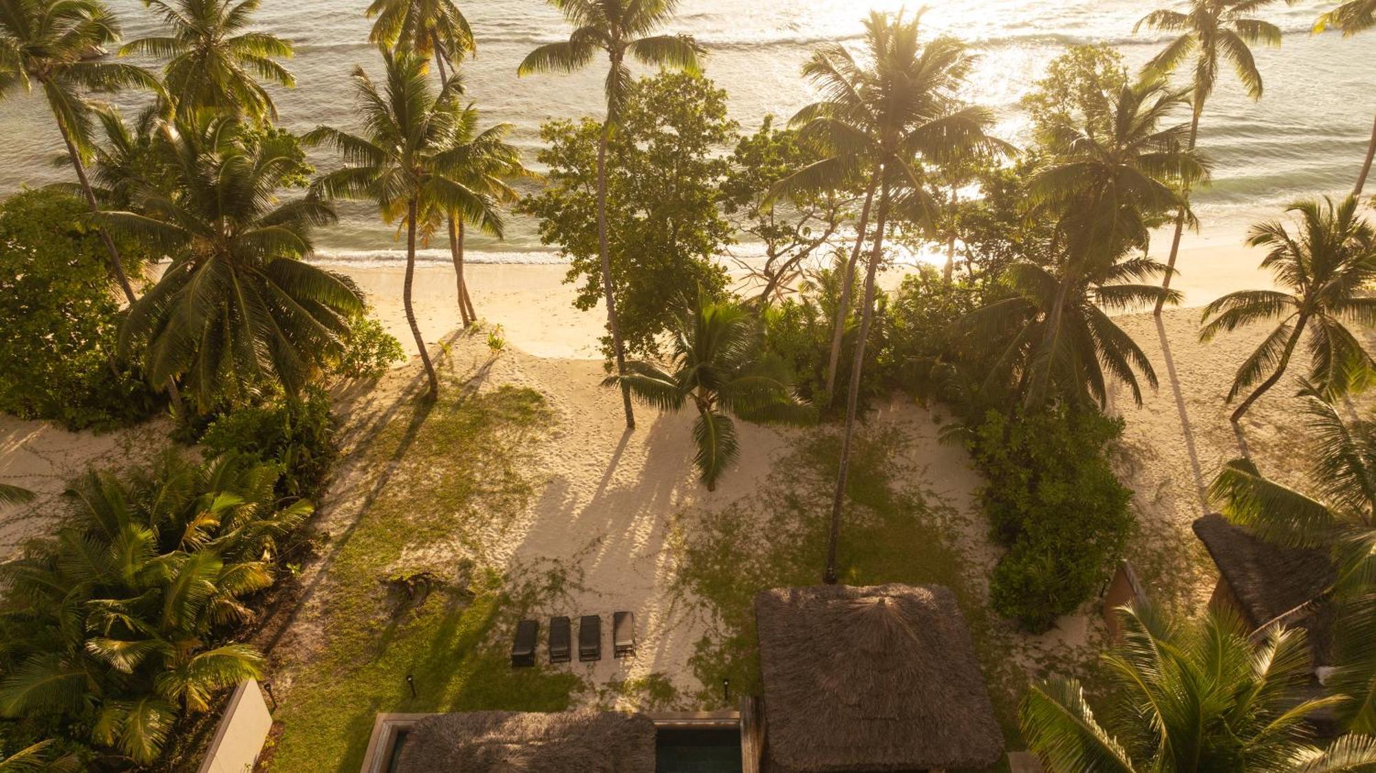 Constance Lemuria Grand Anse  Exterior foto Sunset at the beach