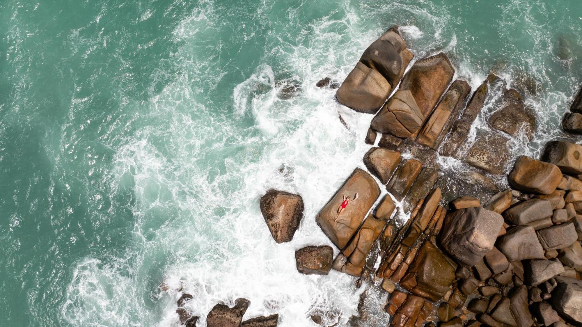 Constance Lemuria Grand Anse  Exterior foto The rock formations at the coast of the island