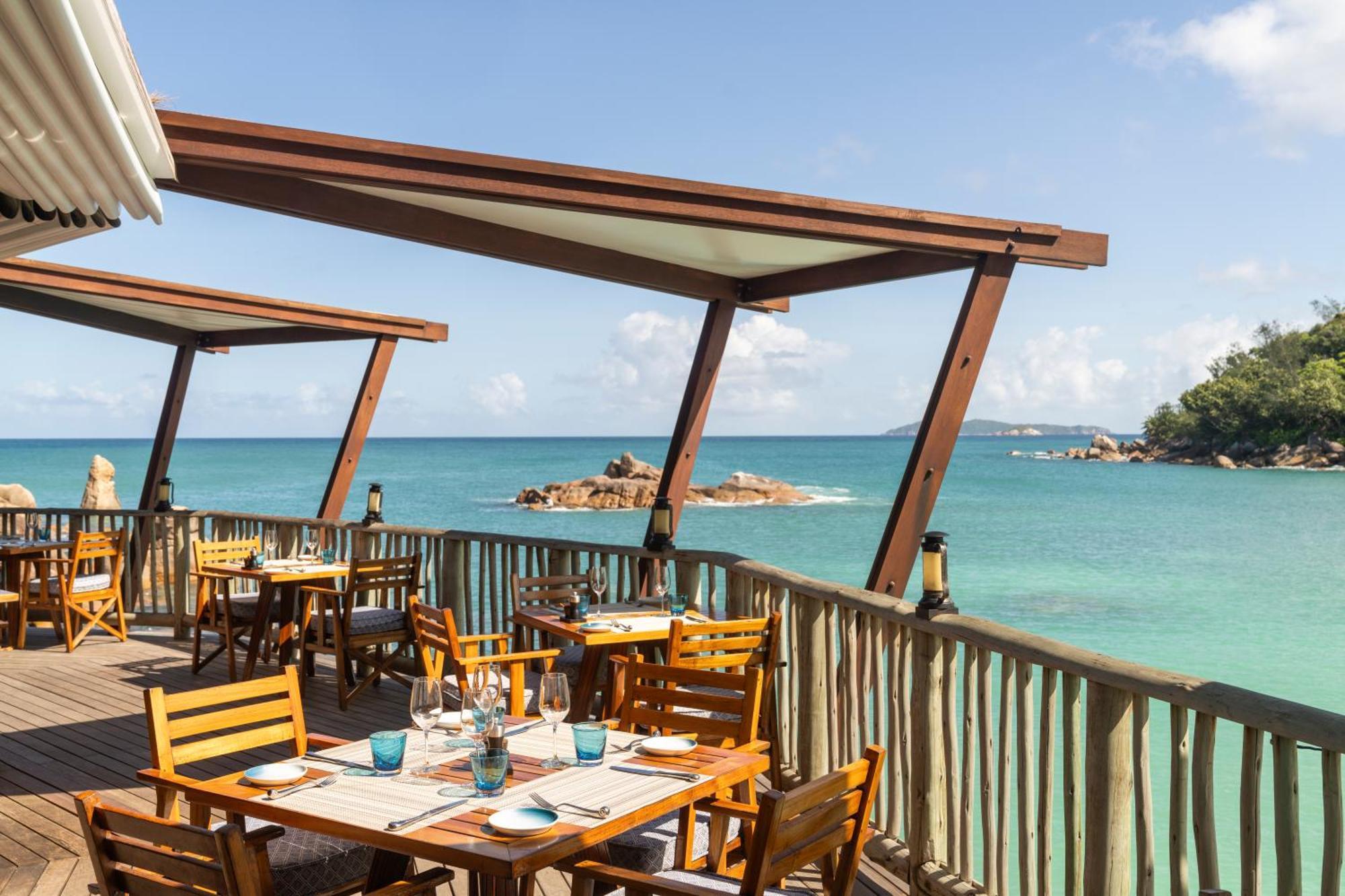 Constance Lemuria Grand Anse  Exterior foto The Deck at the Beach Club