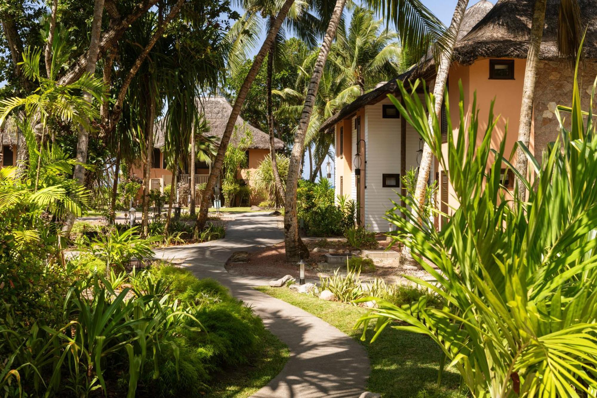 Constance Lemuria Grand Anse  Exterior foto The resort's bungalows