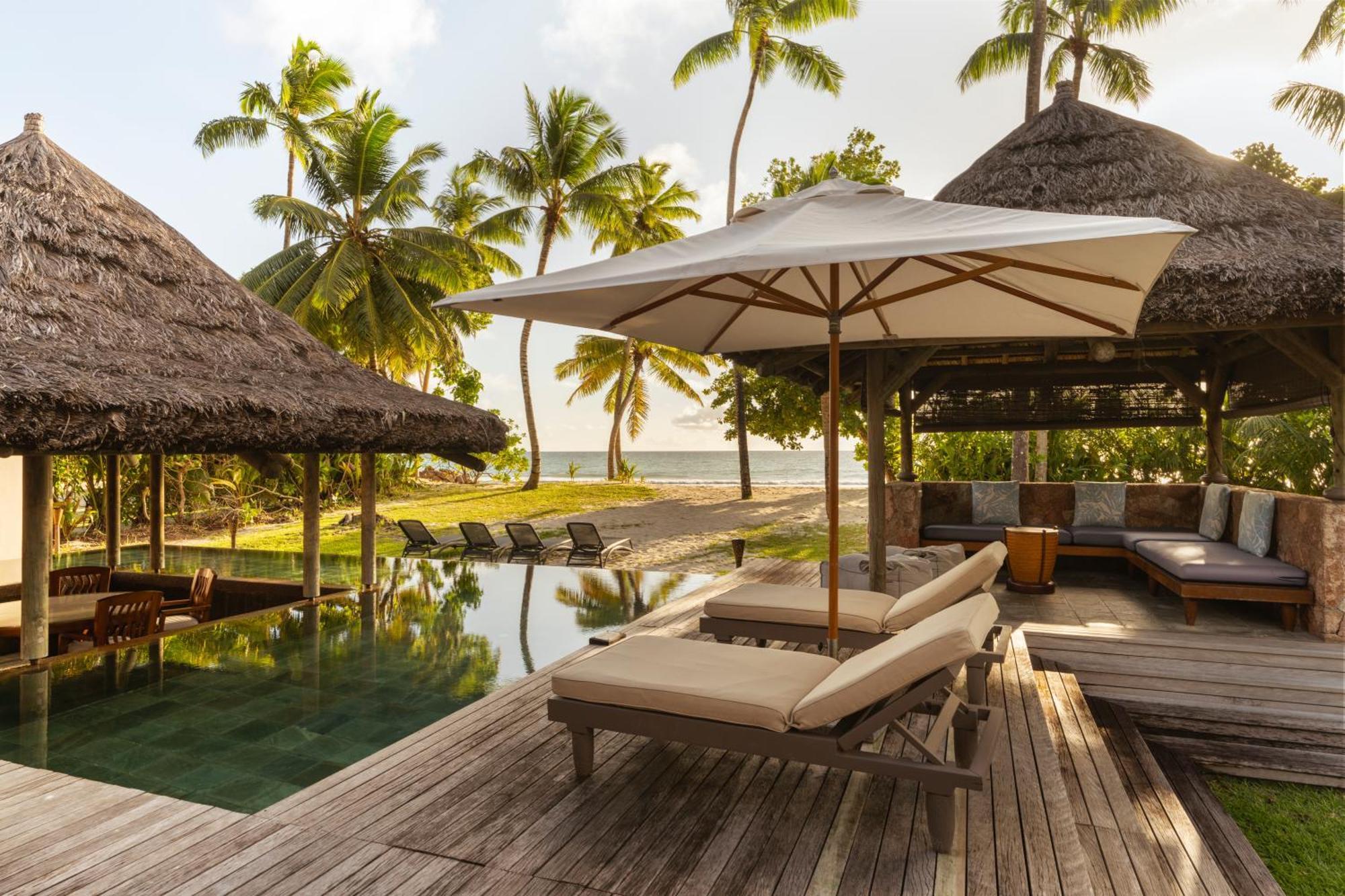 Constance Lemuria Grand Anse  Exterior foto The resort's pool