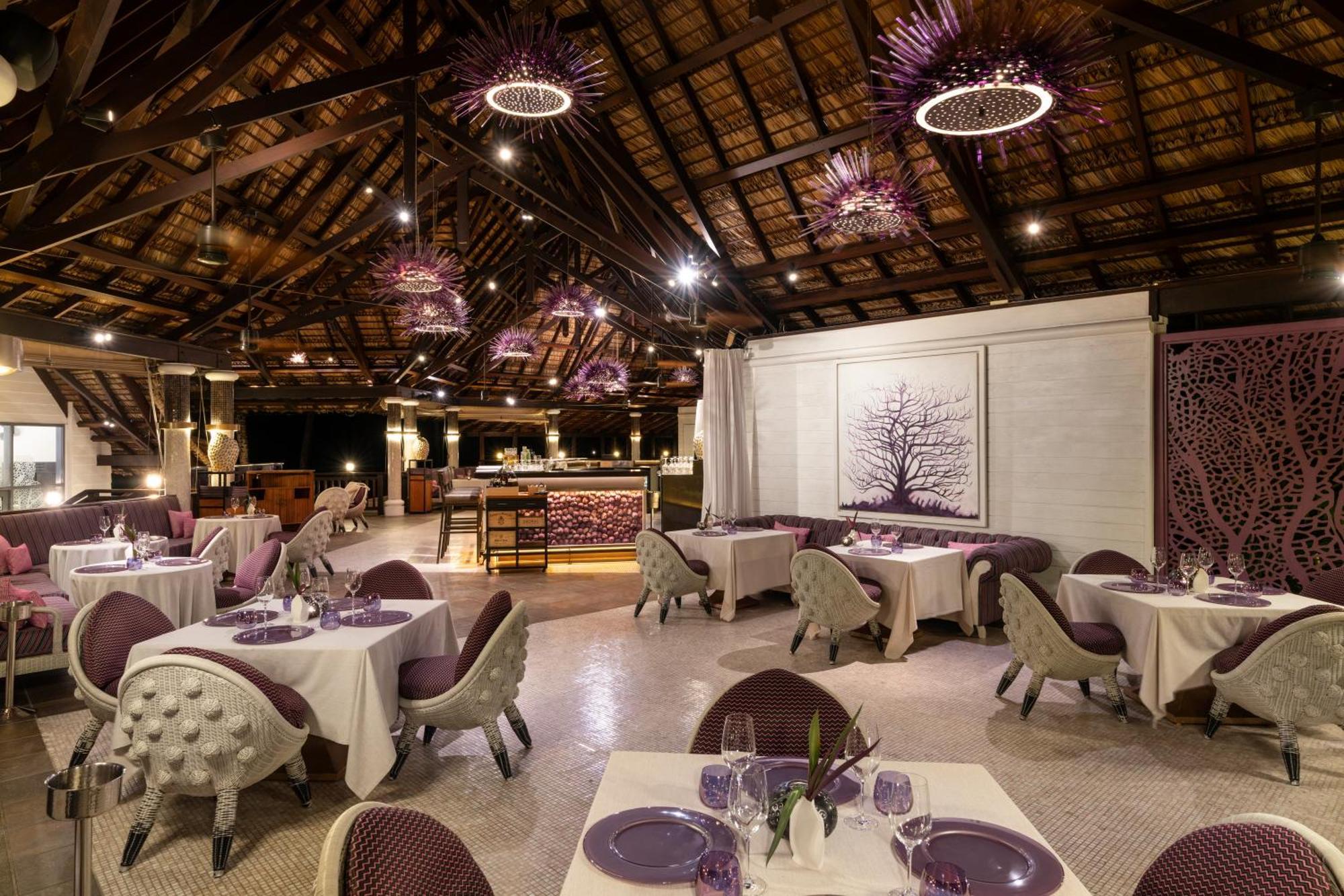 Constance Lemuria Grand Anse  Exterior foto The restaurant at the resort