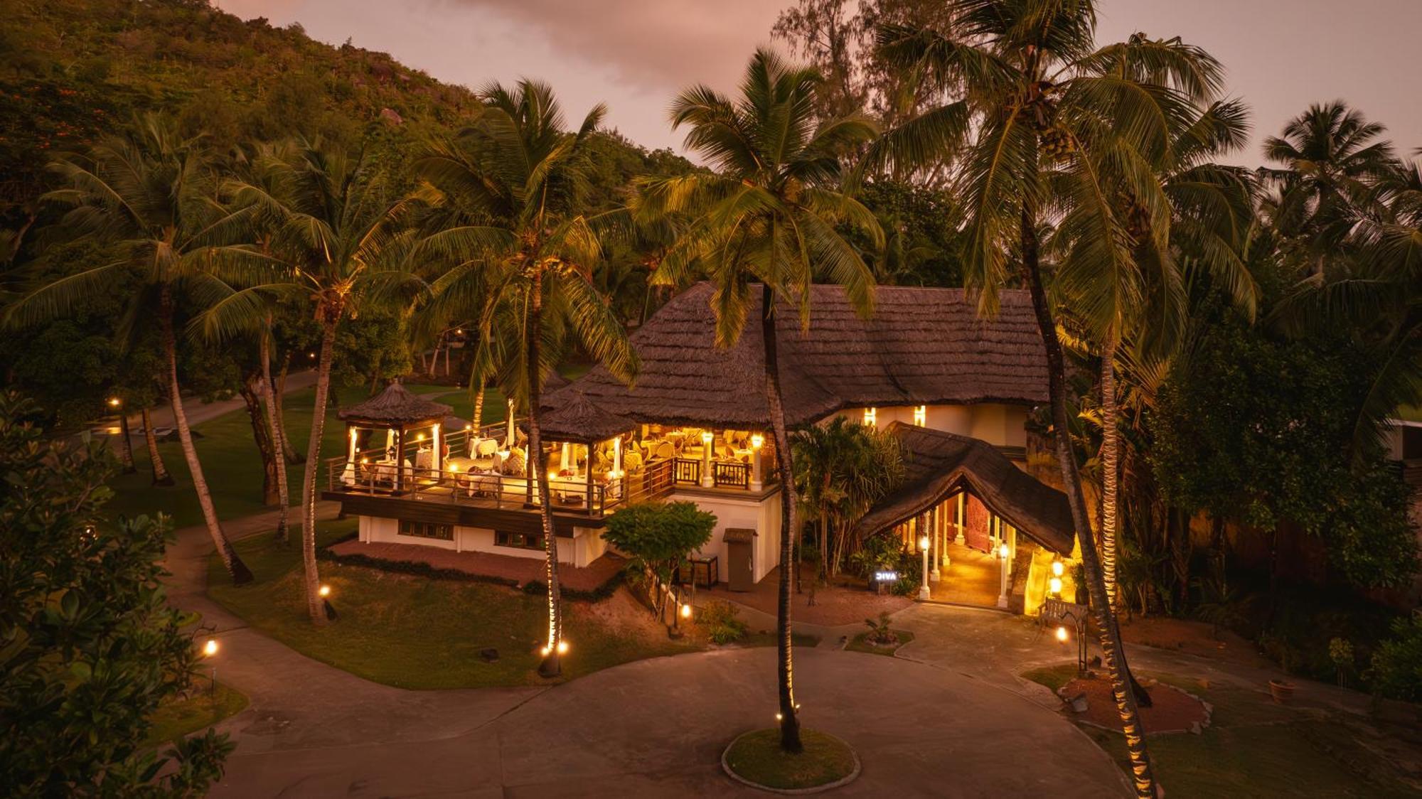 Constance Lemuria Grand Anse  Exterior foto The restaurant at the resort