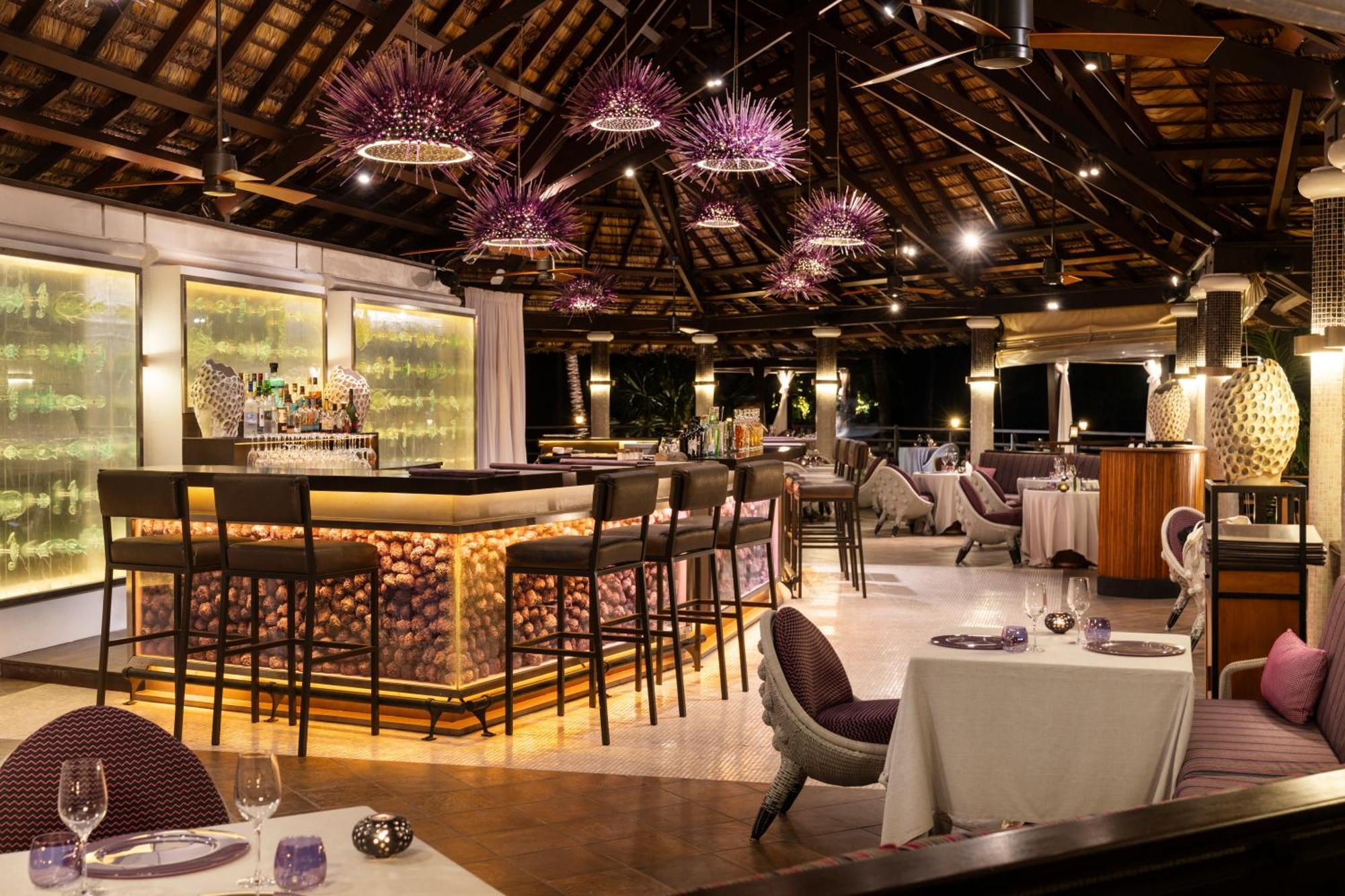 Constance Lemuria Grand Anse  Exterior foto The bar at the restaurant