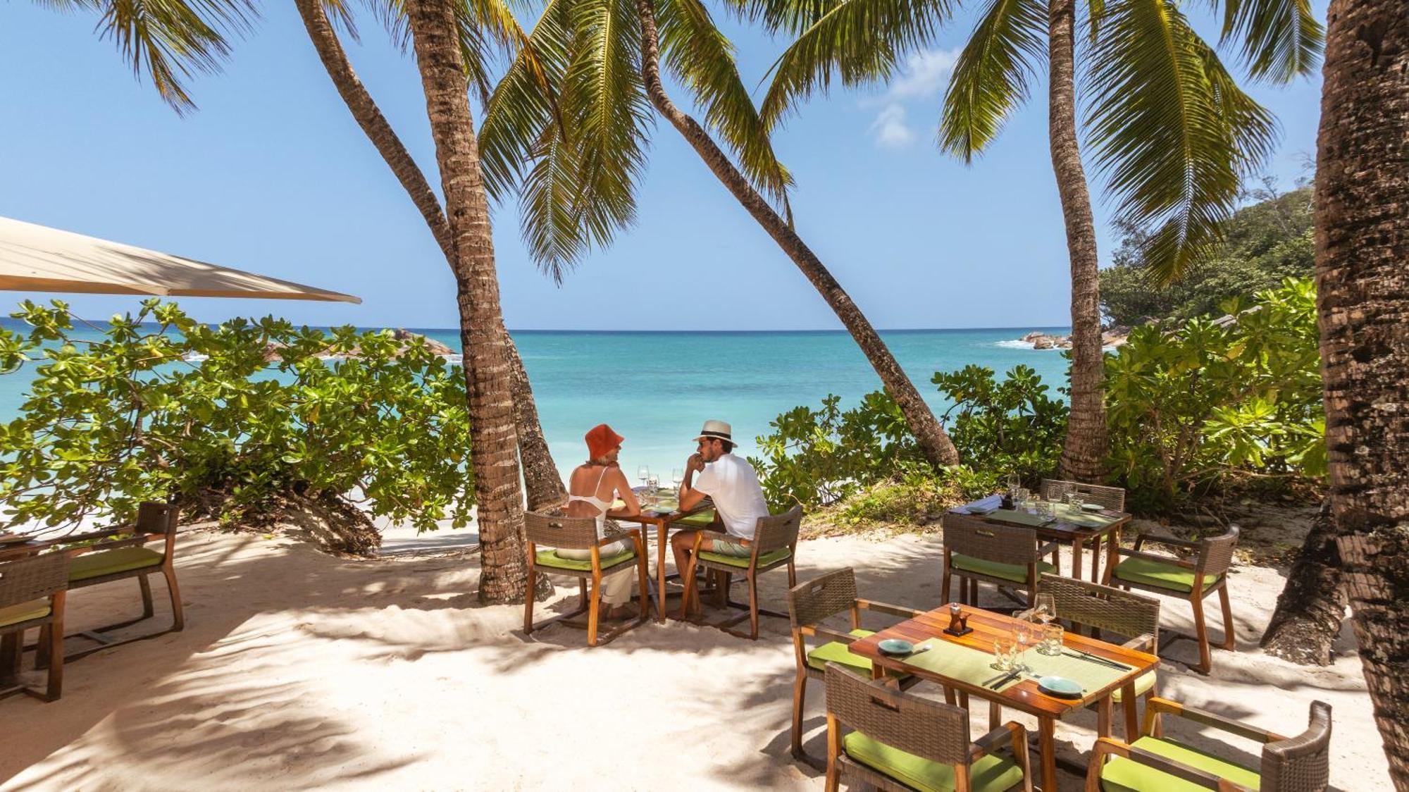 Constance Lemuria Grand Anse  Exterior foto Beachfront dining at Sandals Halcyon Cove