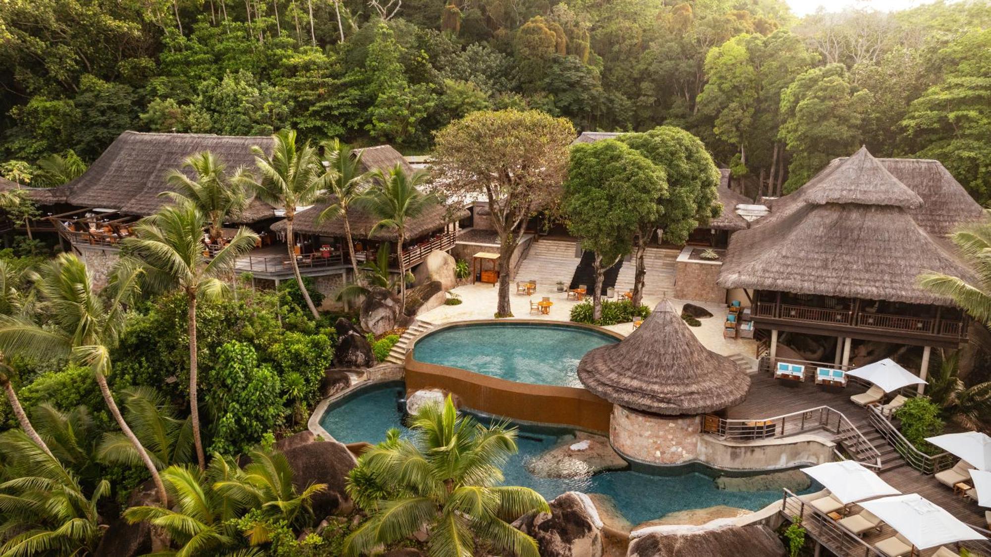 Constance Lemuria Grand Anse  Exterior foto The resort's main pool