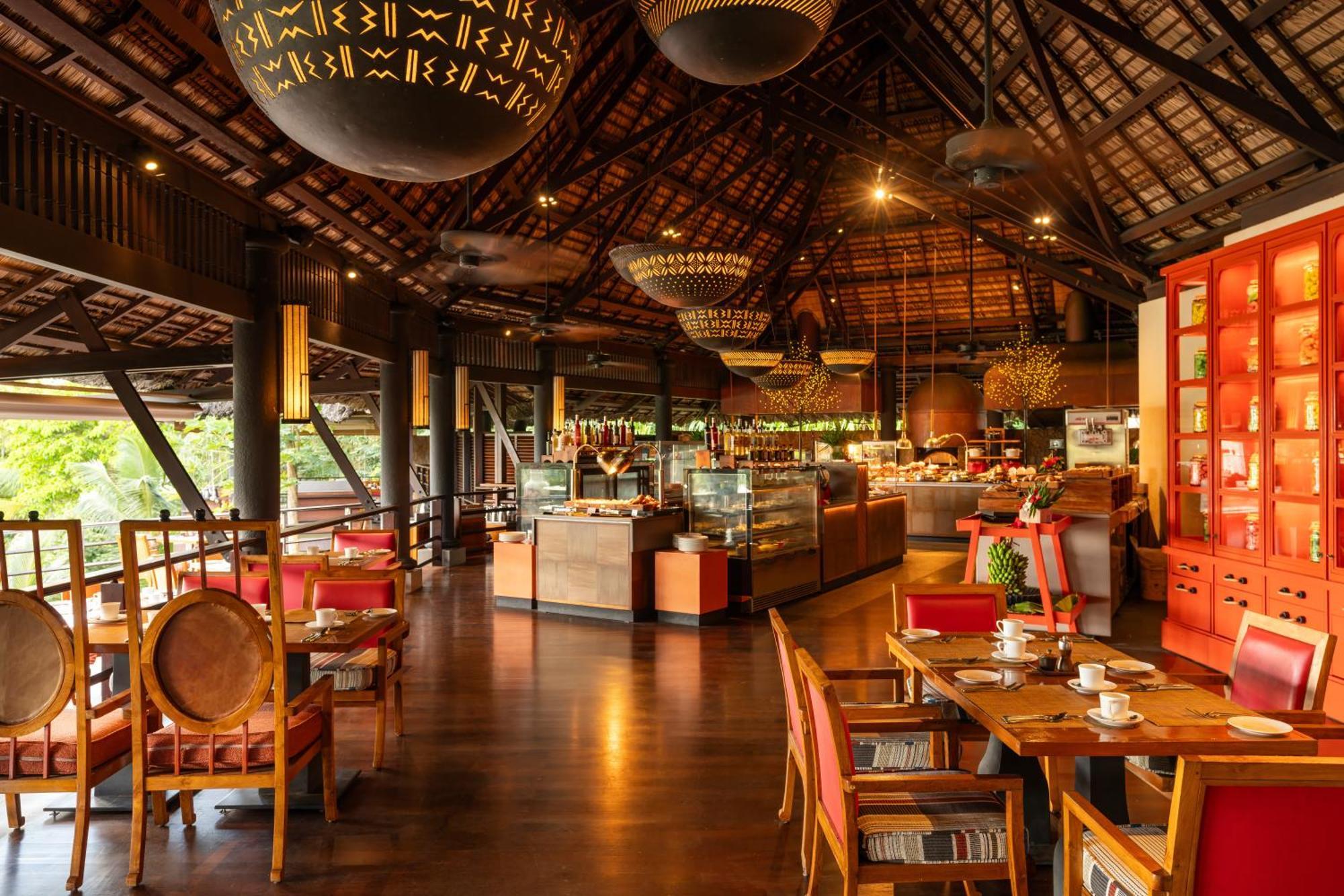 Constance Lemuria Grand Anse  Exterior foto The interior of the restaurant