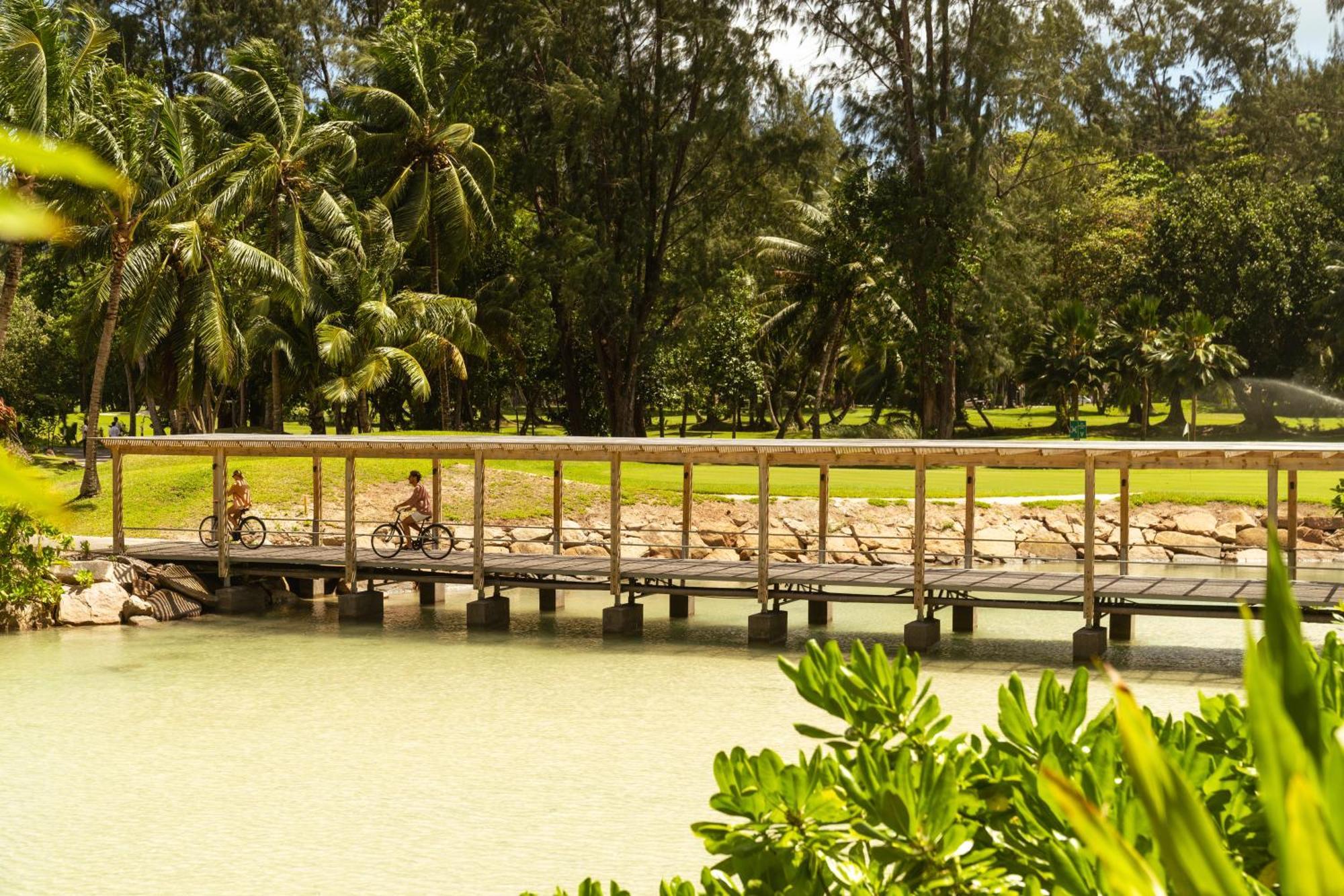Constance Lemuria Grand Anse  Exterior foto The bridge at the golf course