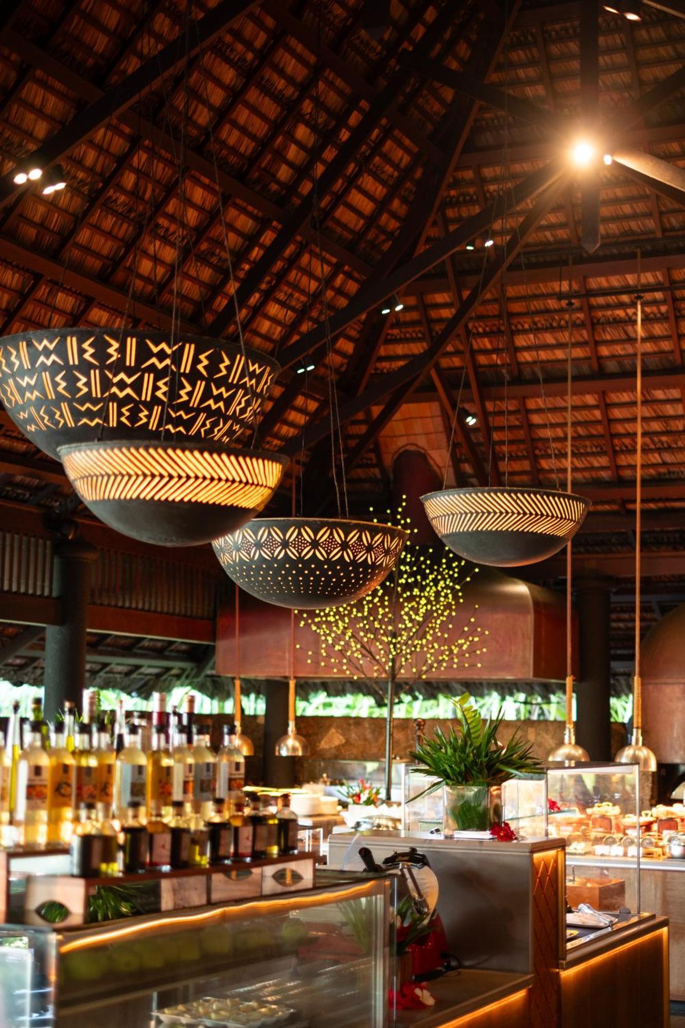 Constance Lemuria Grand Anse  Exterior foto The interior of the bar