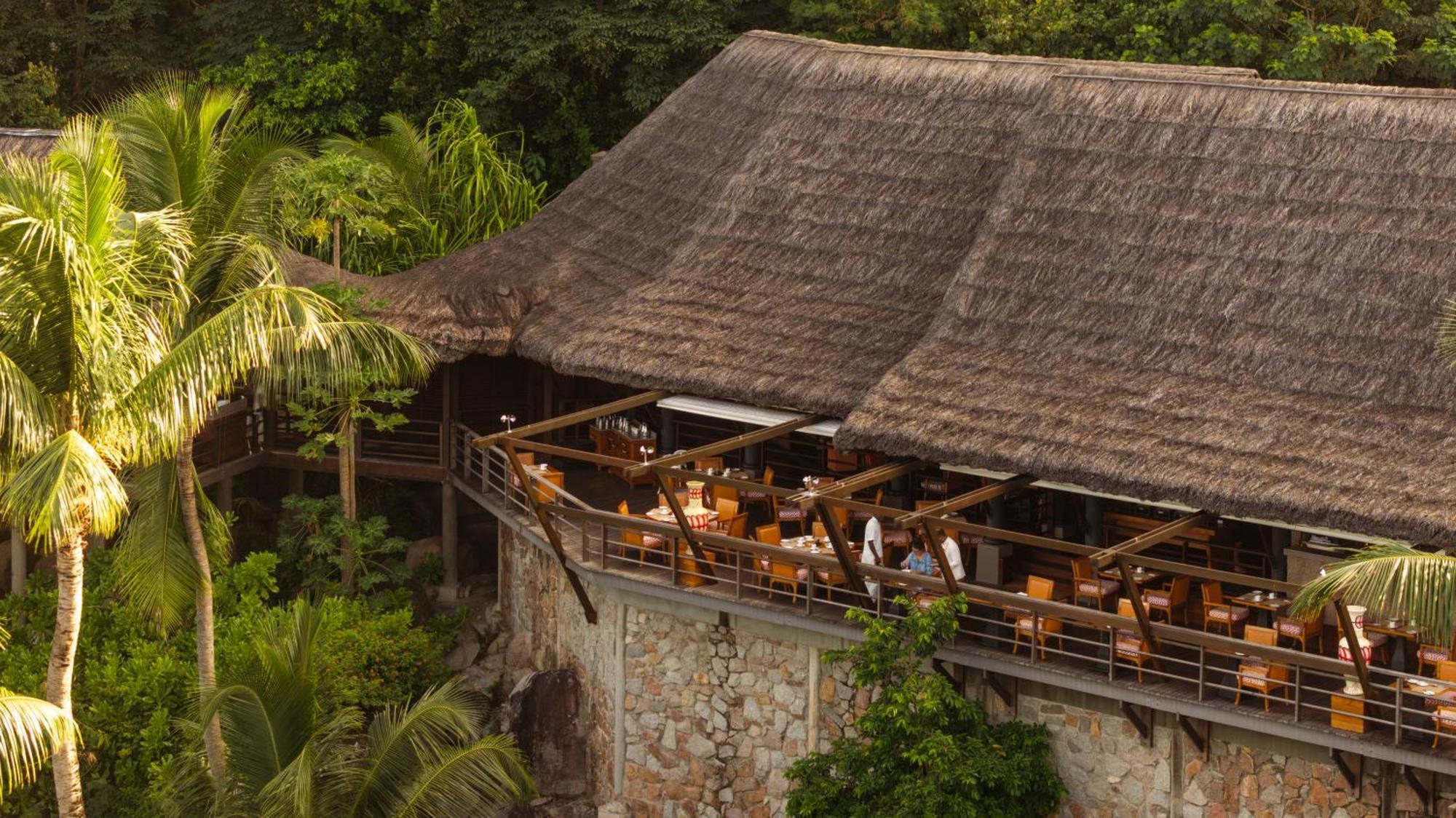 Constance Lemuria Grand Anse  Exterior foto The restaurant at the top of the Sugarloaf Rock